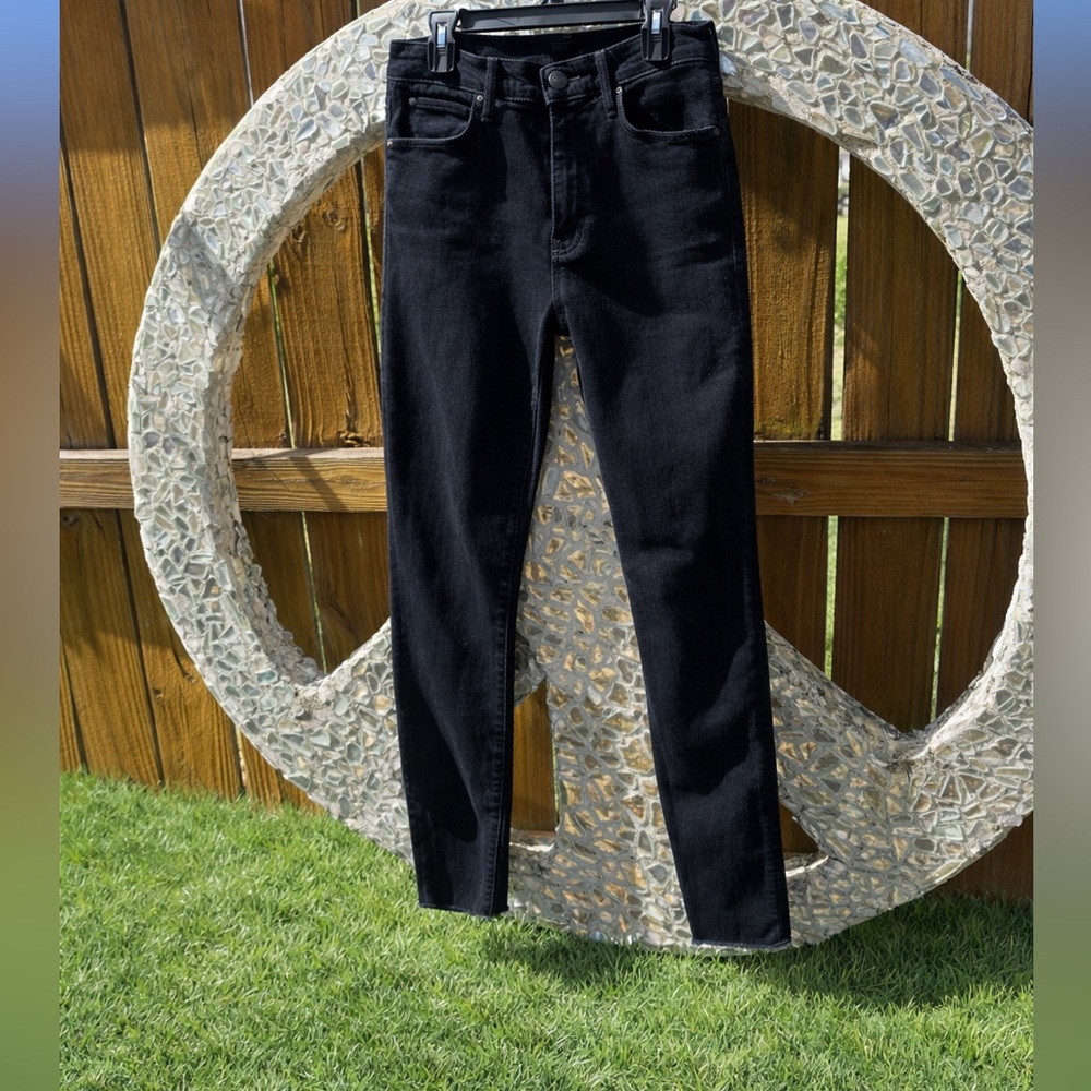 MOTHER The Stunner Zip Ankle Fray jeans in the "Holding Hands" color. Sz 26